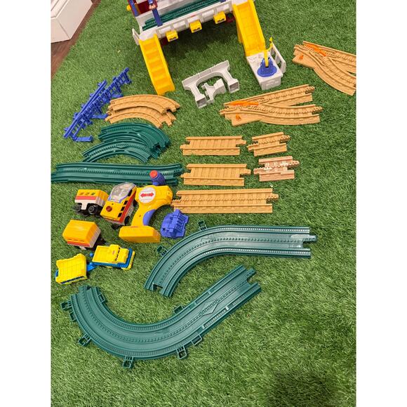 Fisher-Price GeoTrax Rail & Road System Grand Central Station Train Set L3133 - Picture 7 of 8